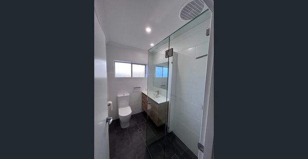 Newly renovated 2 bedroom unit in a quiet group! - Photo 1