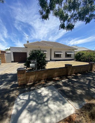 Large Family Home with Large Lounge &sol; Dining &sol; Rumpus&excl; - Photo 2