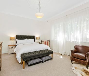 Elegant Ground Floor Art Deco | Furnished, Bills Included | 1–3 Mon... - Photo 4