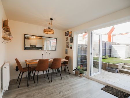 3 bedroom semi-detached to let - Photo 4