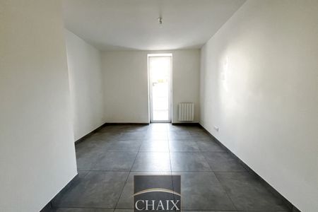 Appartement - 75 M2 - 3 pièces entièrement renové avec terra - Photo 3