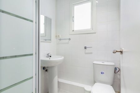 Large furnished room in calle Balmes - Photo 3