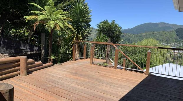 Three bedroom home with city views - Photo 1