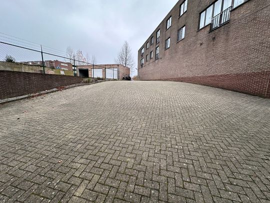 GERENOVEERD APPARTEMENT MET 2 SLPK, KELDER EN GARAGE IN LANAKEN CENTRUM! - Foto 1