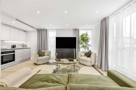 Stunning three bedroom apartment located moments away from Baker Street. - Photo 3