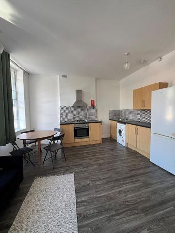 3 bedroom flat to rent - Photo 5