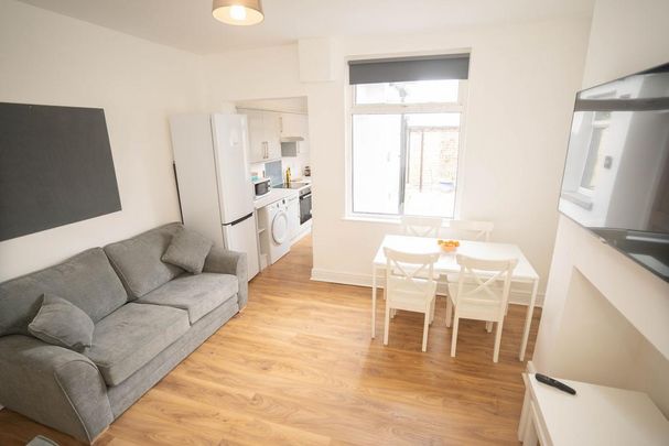 4 bedroom terraced house to rent - Photo 1