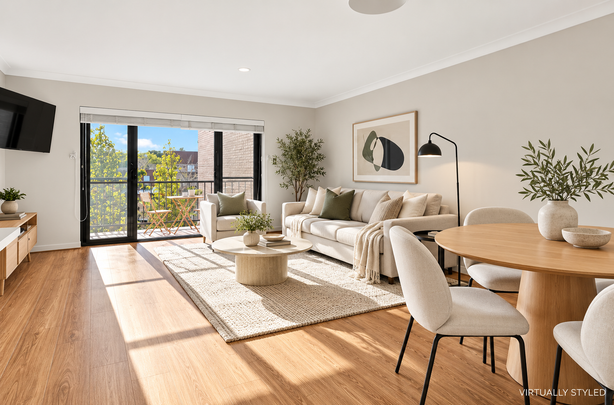Pole position apartment with amazing finishes and private outlook - Photo 1