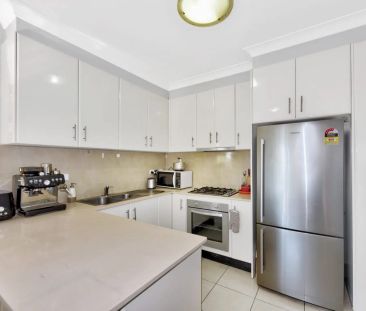 Modern Townhouse in Prime Ashfield Location - Photo 4