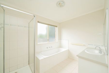 Renovated 4 bedroom home in a superb location! - Photo 3