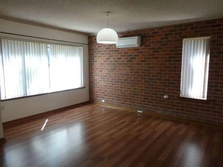 “CONVENIENT CITY FRINGE LIVING!” - Photo 5