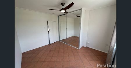 Spacious Top-Floor Unit With Aircon in Prime New Farm Location – Water Included! - Photo 2