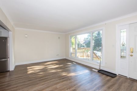 **ALL INCLUSIVE** Gorgeous 2 Bedroom Main Unit in St. Catharines!! - Photo 3