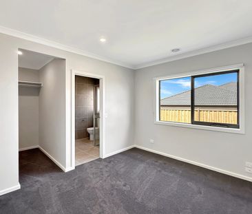 🏡 Brand New 4-Bedroom House in Brookfield - Photo 1