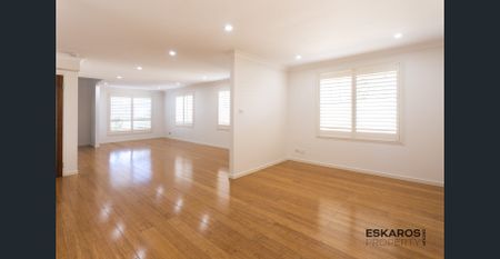 Stunning 4-Bedroom Family Home in Quiet West Hoxton Street - Photo 3