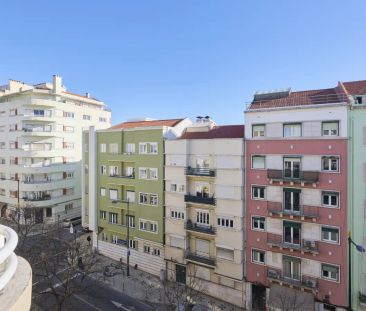 Room in a shared 11-bedroom apartment for rent in Lisbon, suitable ... - Foto 4