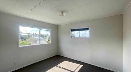 Tidy & Secured family home - Photo 3