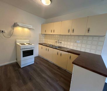 Close to Penrith CBD1Bedroom unit with lock up garage and Balcony - Photo 3