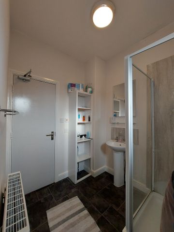 Spacious room in friendly, clean and central shared house Room 3 - Photo 4