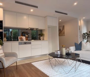 Oversized One-Bedroom Apartment with Huge Private Courtyard - Minut... - Photo 4