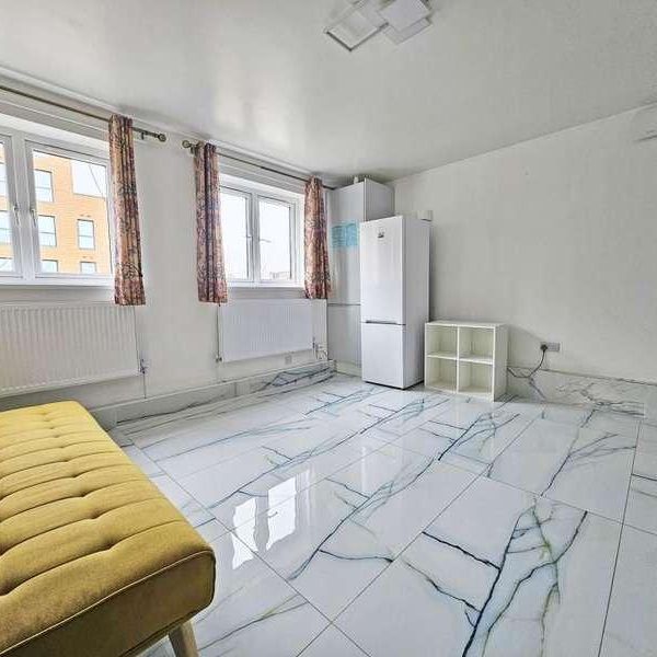 Cranbrook Road, Ilford, IG6 - Photo 1