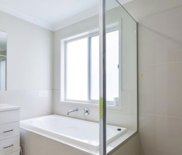 Modern 4-Bedroom Family Home with Stunning Views - Photo 2