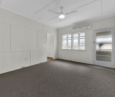 LARGE 3 BEDROOM HOUSE IN ENOGGERA !! Brand new Bathroom! - Photo 1