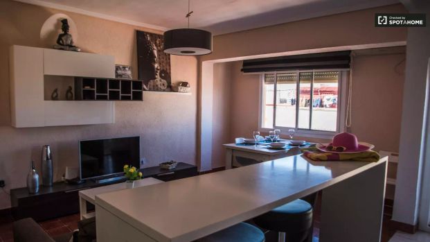 Double bed in Rooms for rent in furnished 3-bedroom apartment in Poblats Marítims - Photo 1
