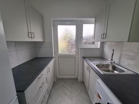 Park Crescent, Hornchurch RM11, London - Photo 3