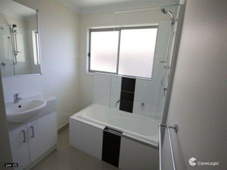 Spacious modern two storey family home with a large yard - Photo 4