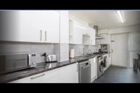 4 Bed Terraced House, Hillfoot Walk, M15 - Photo 3