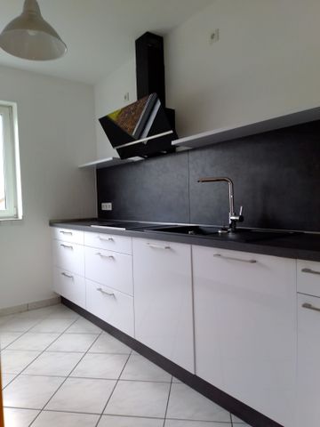 Komfortable 3-Zimmerwohnung, Küche mit EBK, Bad, Abstellraum, Balkon, Garage + Stellplatz - Foto 3