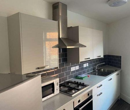 Arthur St // Bed & Bath // June, LN5 - Photo 2