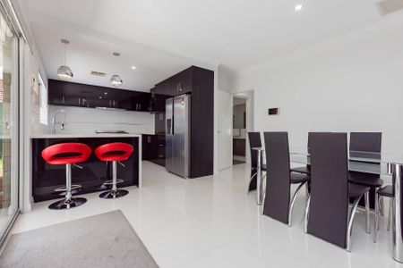 Luxury Furnished Home in Yokine! - Photo 2