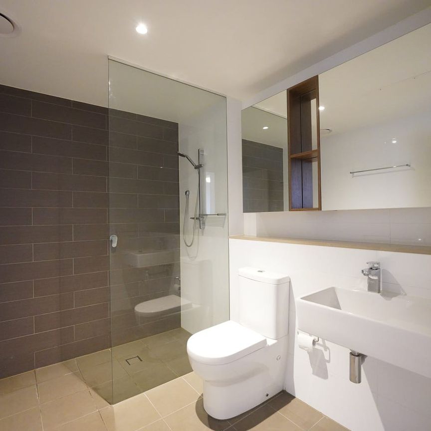 Spacious 1 Bedroom Apartment with Parking North Facing Top Floor - Photo 1