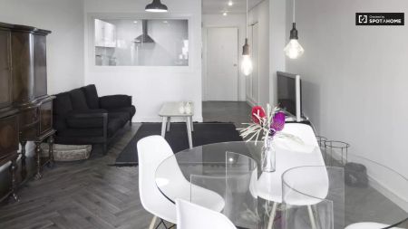 Stylish 3-bedroom apartment for rent in Malasaña - Photo 4