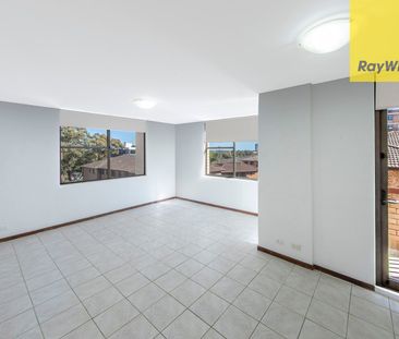 LARGE 3 BEDROOM UNIT IN GOOD STREET - Photo 2