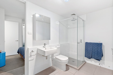 Modern Apartment Living in the Heart of St Clair - Photo 2