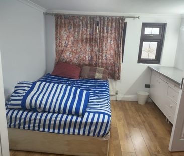 Room in a Shared House, Beaufort Gardens, IG1 - Photo 2