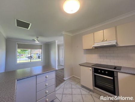 Renovated & Spacious 2 Bedroom Villa - Photo 3