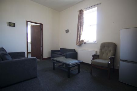 3-Bed Flat to Let on New Hall Lane, Preston - Photo 3