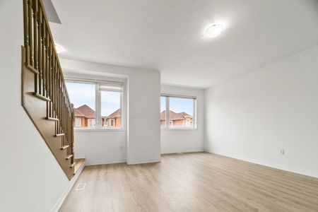 For Lease - 70 Huguenot Road, Oakville, Ontario - Photo 4