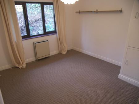 29, Bolton Grange, Yeadon, Leeds, West Yorkshire, LS19 7FR - Photo 4