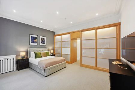 2 bedroom flat in London - Photo 3