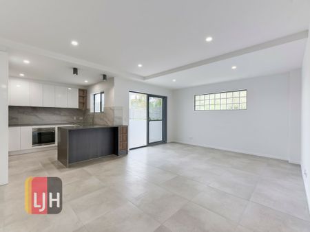 LUXURY TWO BEDROOM UNIT IN BOUTIQUE COMPLEX - Photo 2