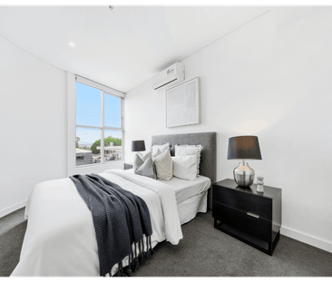 Stylish & Light-Filled Apartment in Prestigious "The Carl" - Photo 4