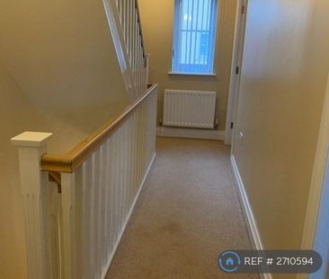 4 bedroom semi-detached house to rent - Photo 3