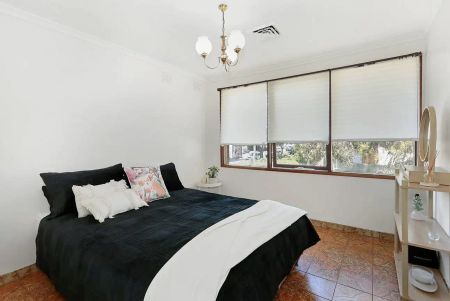 “Spacious retro style home” - Photo 4