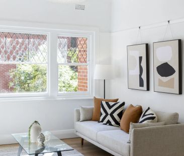 Renovated Art Deco With Lock Up Garage - Photo 3
