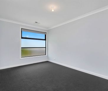 Executive Townhouse! - Photo 5